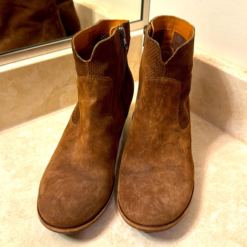 Kork-ease women’s size 10 suede boot.